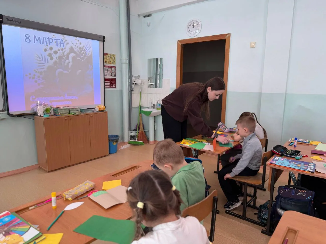 🌸 Маленькие руки — большое сердце! 🌸  Совет учащихся нашей школы вместе с первоклассниками из 1 «Б» 