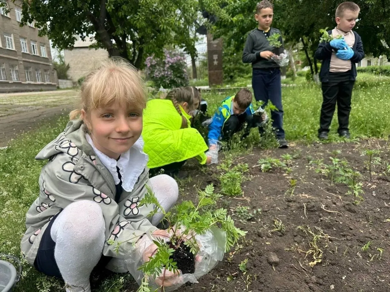 🌱 В Краснолучском округе дети и подростки доказали: память о героях живет в добрых делах. Юные патри