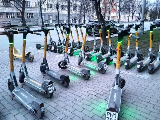 🛴 В Екатеринбурге самокатчиков массово проверяют на возраст — под удар уже попали 7,5 тыс. горожан.