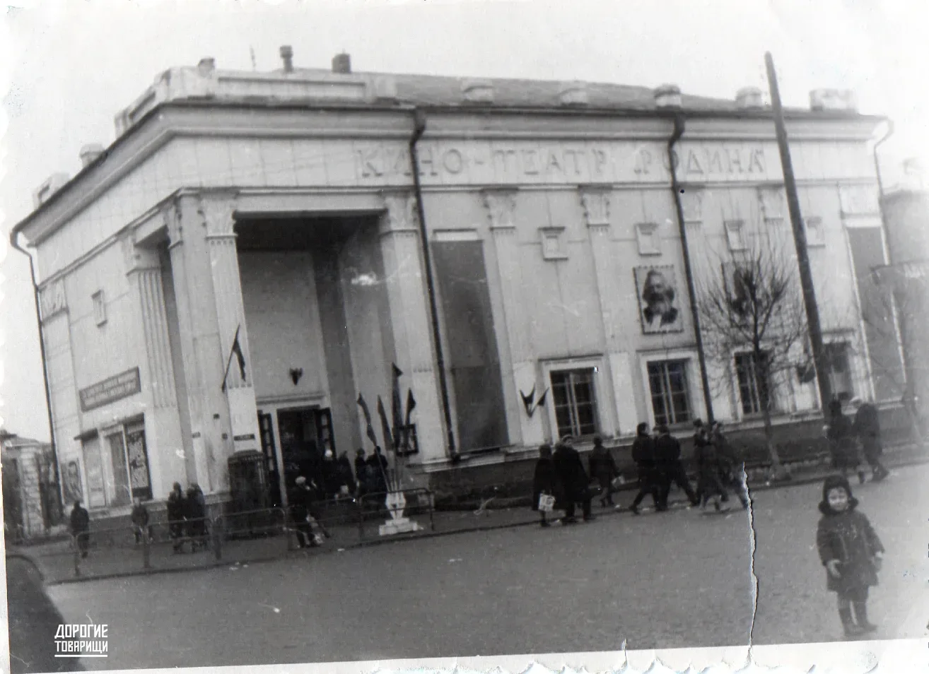 📸 На фото - кинотеатр "Родина" в Сыктывкаре, 1960-е годы  Здание было построено в 1937–1940 годах на