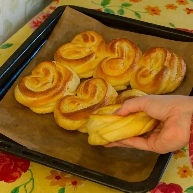 🔥 САХАРНЫЕ ПЛЮШКИ  Мягкие, нежные, ароматные 🥖 От них реально невозможно оторваться.  Румяные снаруж