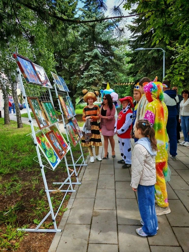 1 июня, на бульваре Шевченко сотрудники МБУ «Музей истории города Харцызска» представил...