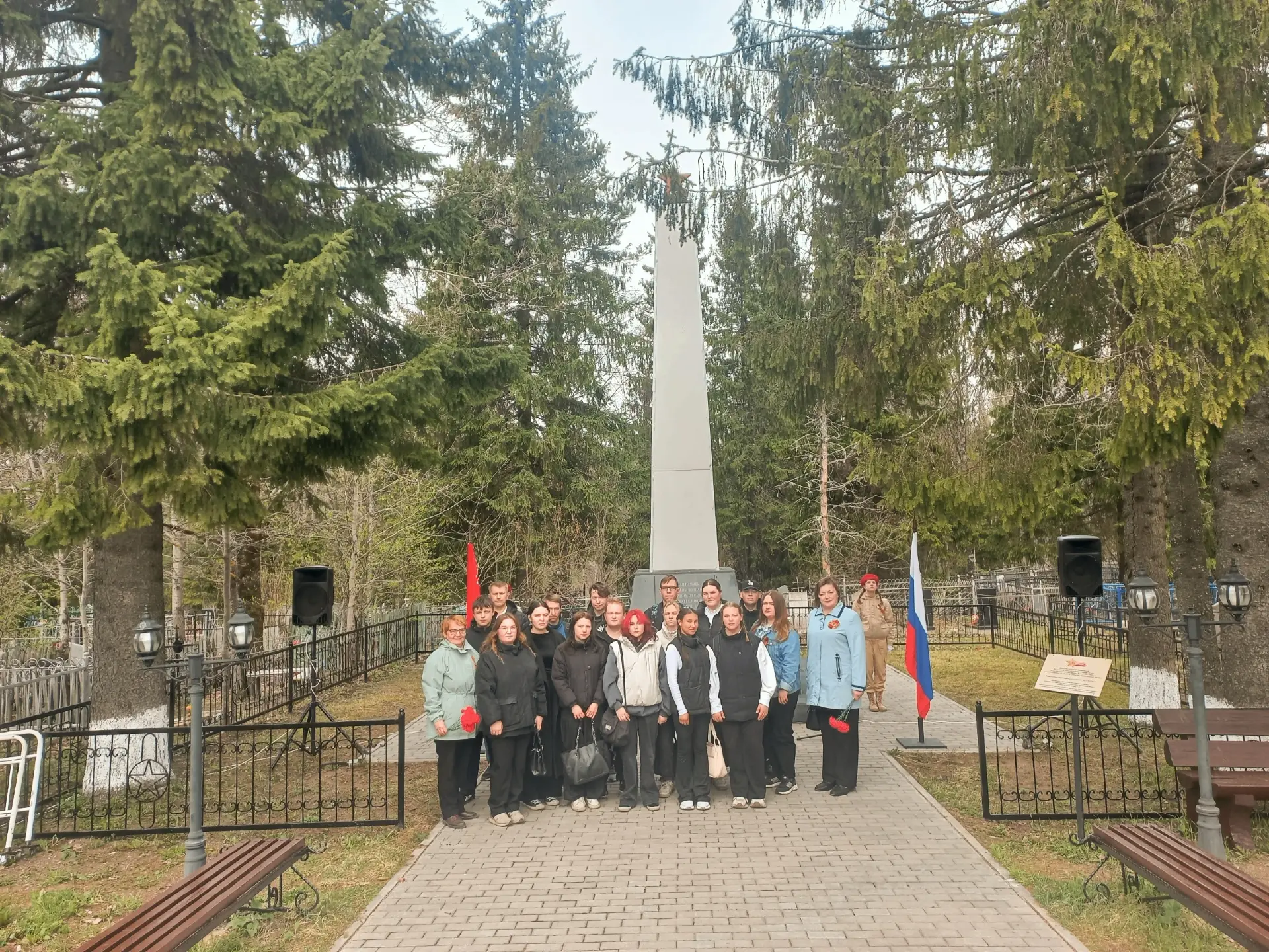 8 мая делегация Вечерней школы № 5 им. Ванеева С.В. приняла участие в траурной церемонии у обелиска 