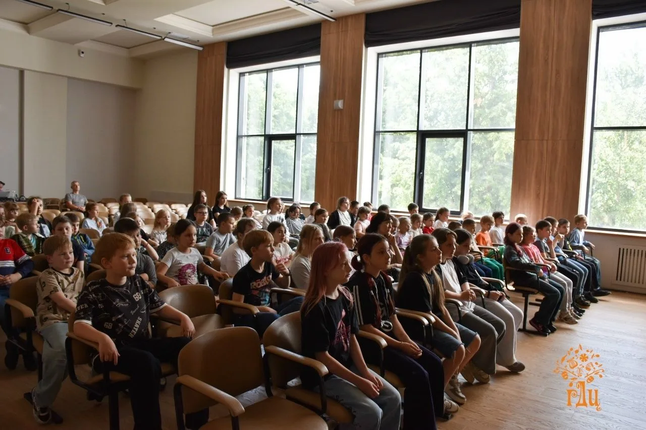 Обучающиеся детско-подросткового клуба "Полёт" приняли участие в митинге, посвящённом Дню памяти и с