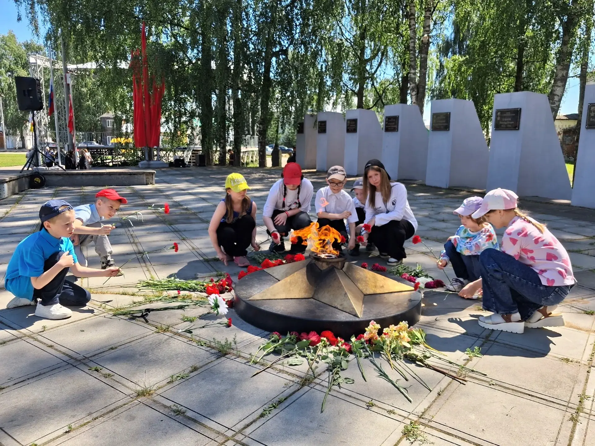 🕯️Сегодня по всей России проходят мероприятия, посвящённые Дню памяти и скорби. Сотрудники и воспит