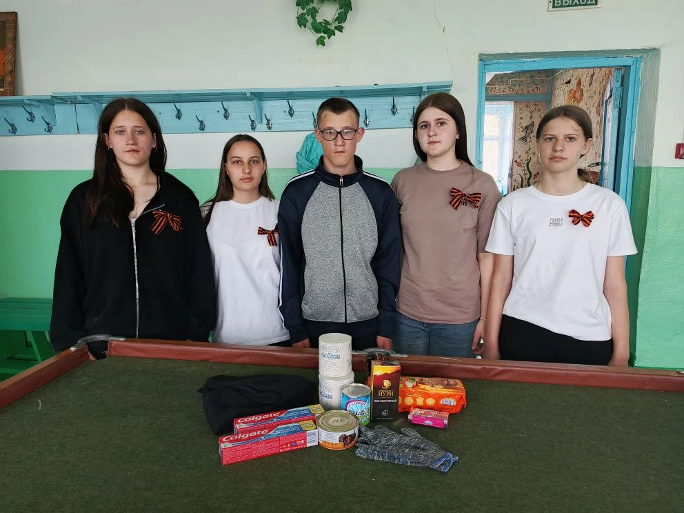 Учащиеся А класса внесли свой гуманитарный вклад в поддержку участников СВО. Ребята соб...