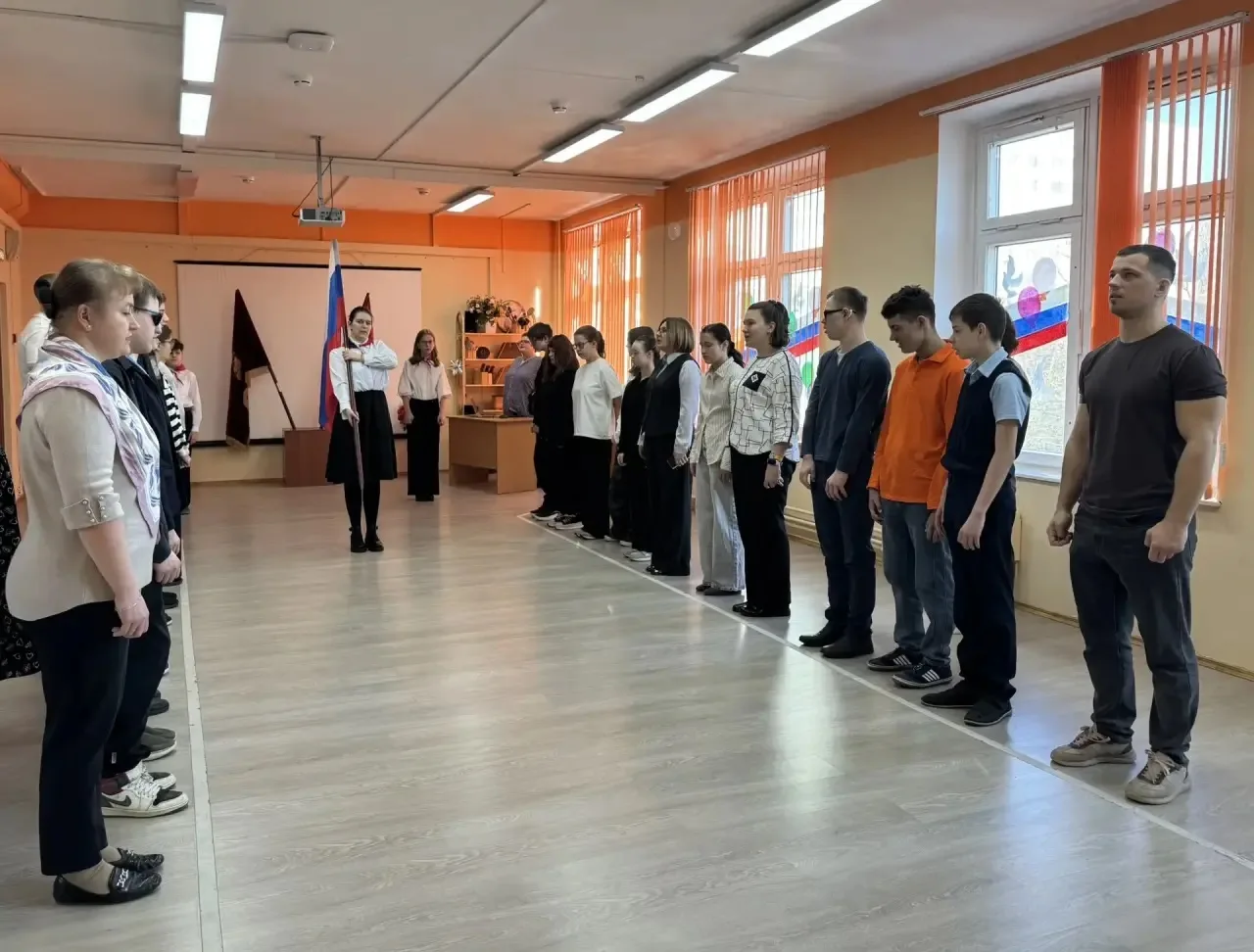 🇷🇺 Традиционно новая учебная неделя в Школе №1467 началась с церемонии поднятия государственного фла