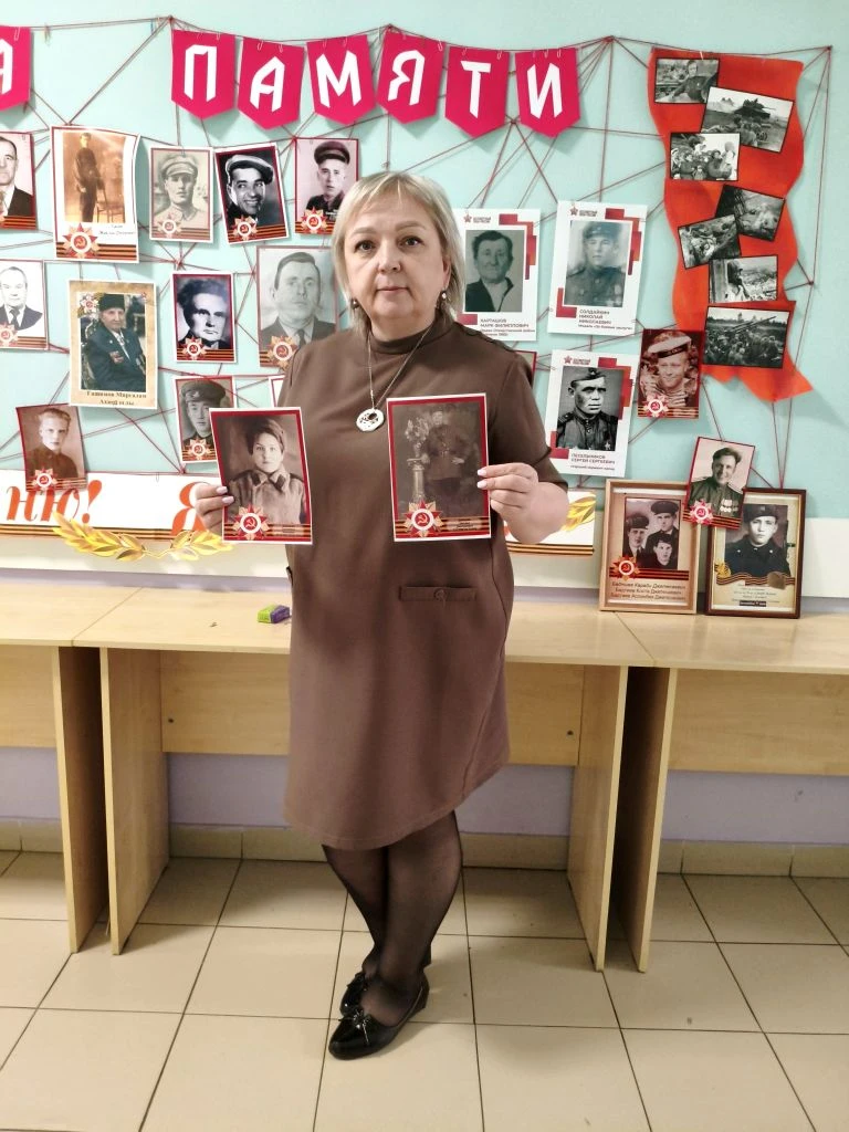 Ученики 2 Г класса вместе с классным руководителем принимают участие в акции "Портреты победы"