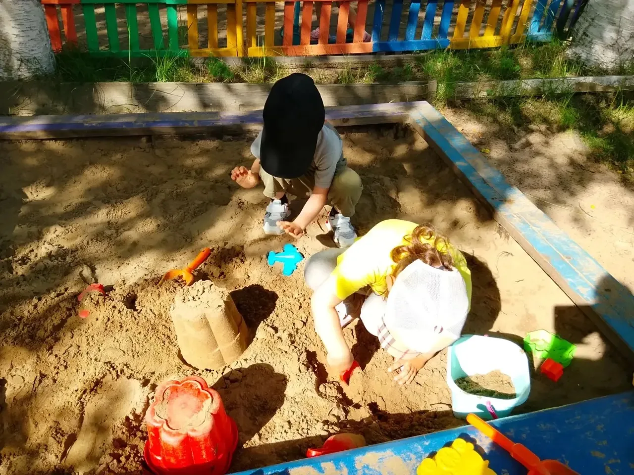 🎉 «День песка» во второй младшей группе «Божья коровка! 🎉

🪣🪏В песочнице кипела настоящая стройк