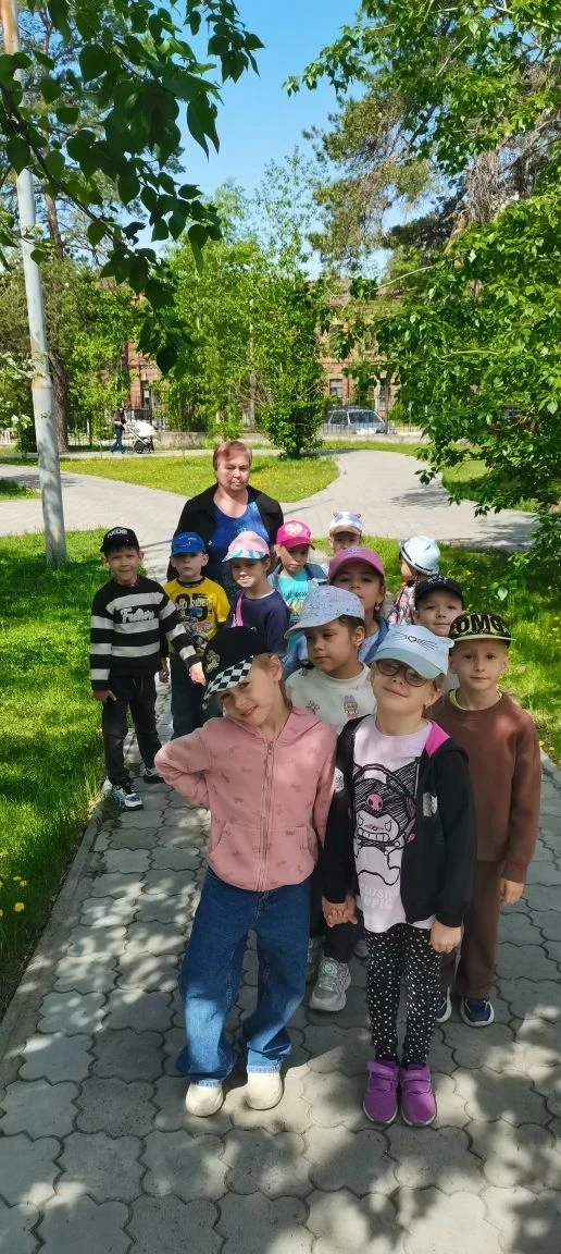 Воспитанники старшей группы «Непоседы» вместе с воспитателем сделали открытки к 175-лет...