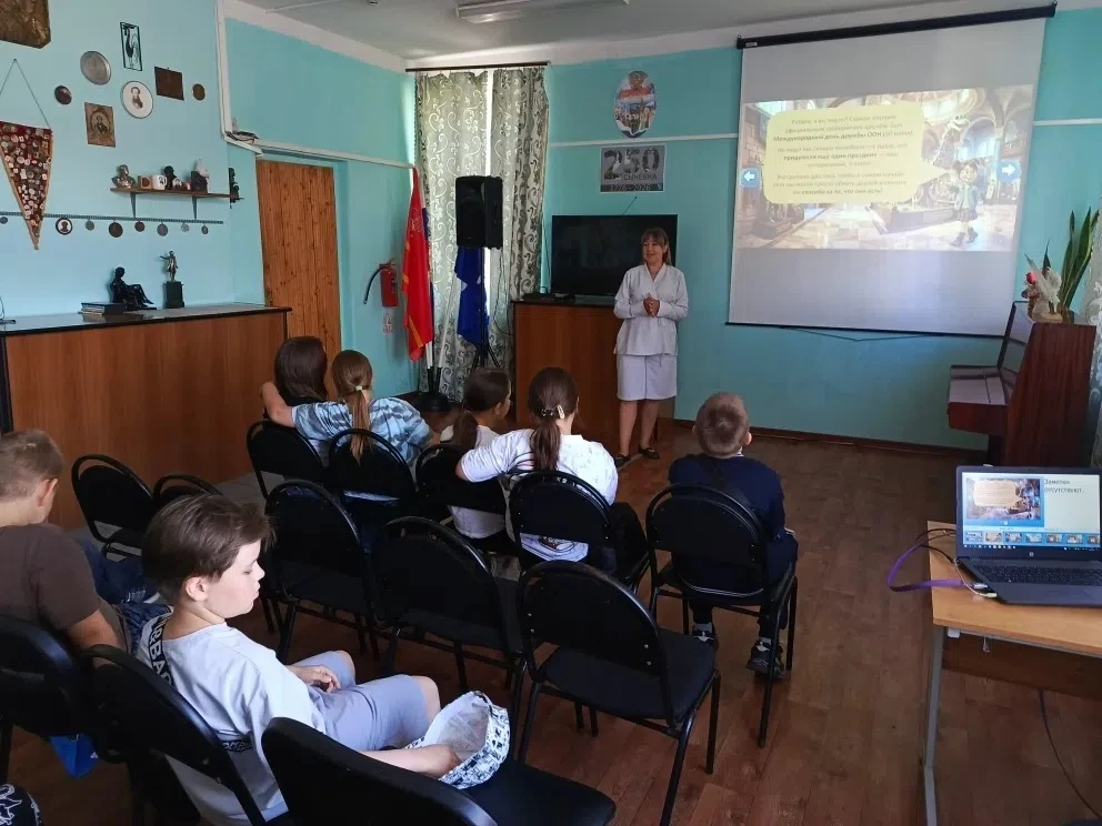 Урок дружбы «Вместе весело шагать» 6+ Сычевская ЦМБ

30 июля отмечается Международный день друзей — 