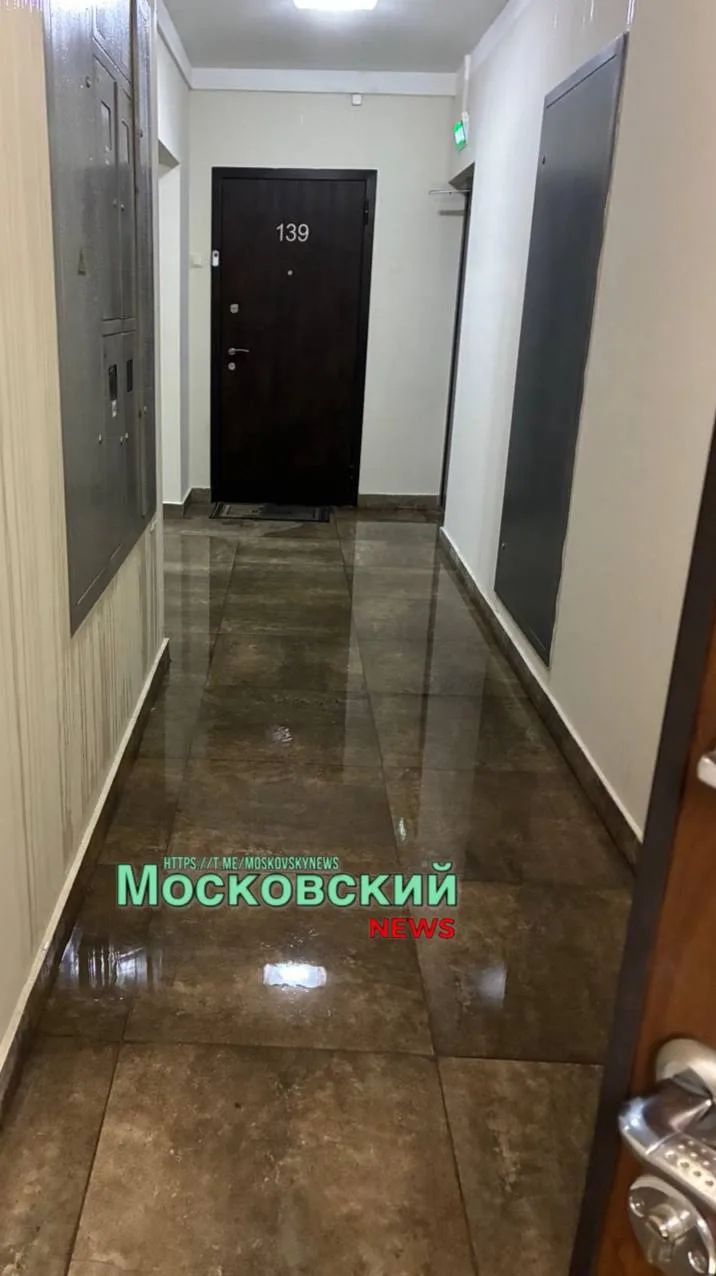 Ливень начался прямо в подъезде на ул. Атласова 11