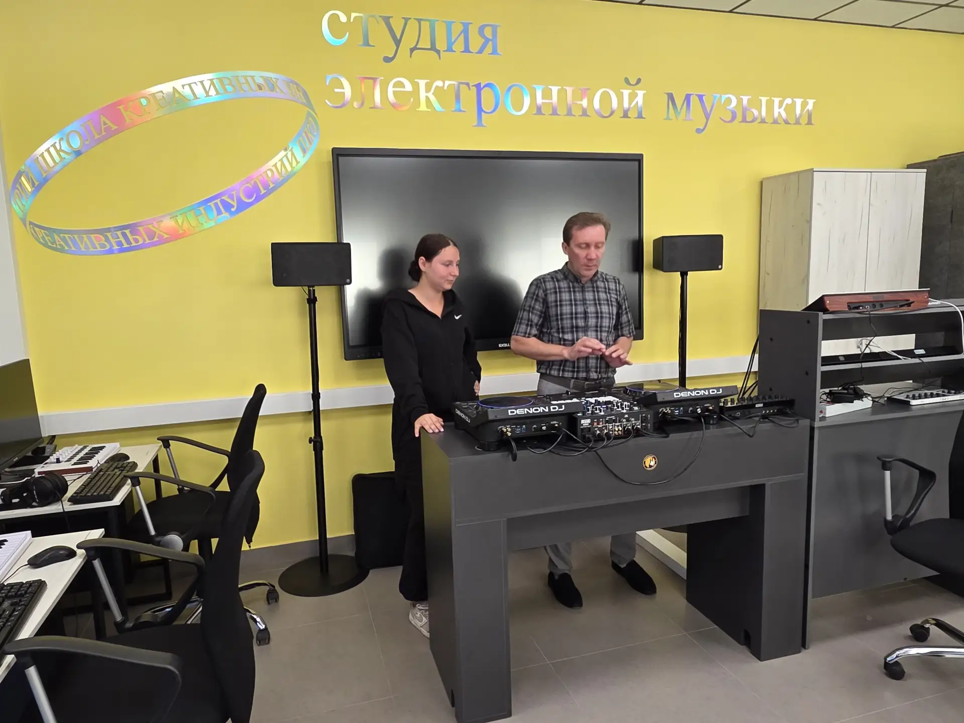 Сегодня ребята из школьного лагеря труда и отдыха заглянули в будущее и побывали там, где рождаются 