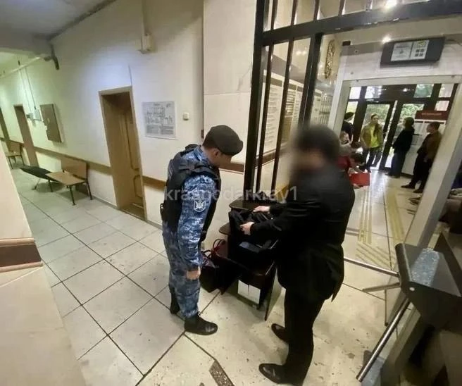 У него был план: в Сочи мужчина пришёл в суд… с тремя пакетами конопли в сумке  На входе приставы пр