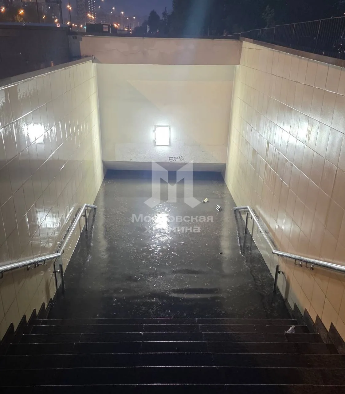Подземный переход на Щёлковском шоссе ушёл под воду.

📌 Москвич | Подписаться