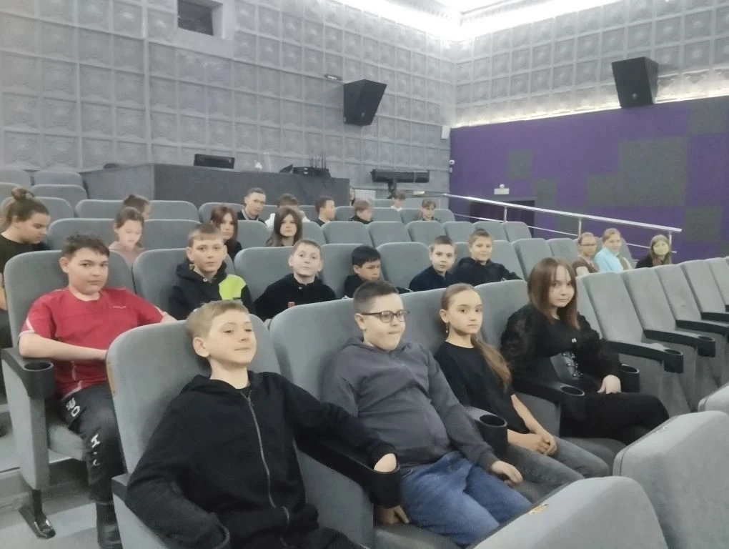 Во время весенних каникул ученики  МБОУ "СОШ 10" посетили городской Дом культуры на показ фильма «Ка
