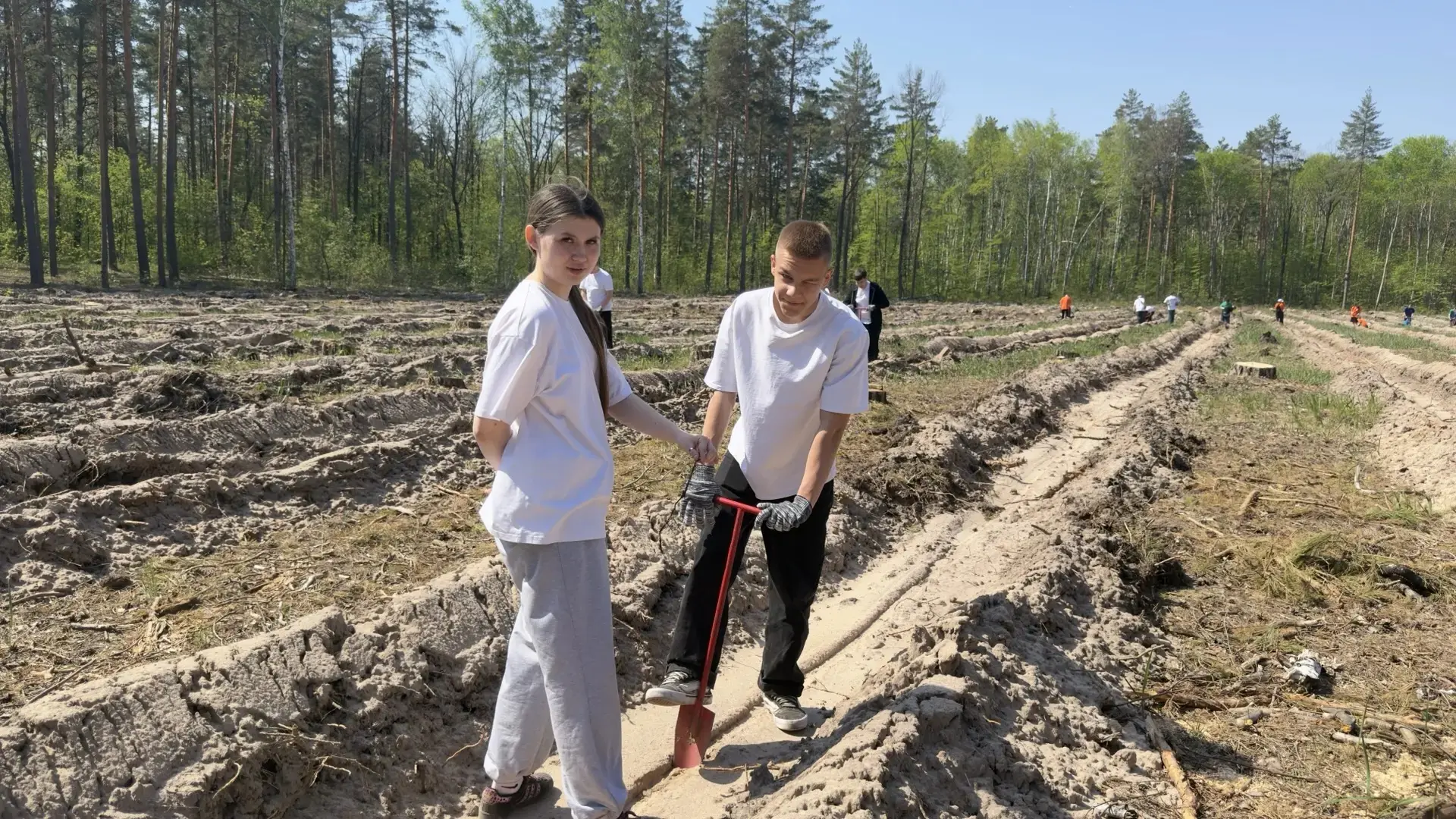 📌 8 мая при участии главы города Котовска А.М. Плахотникова волонтёрские отряды Школы-ЭКОТЕХ приняли