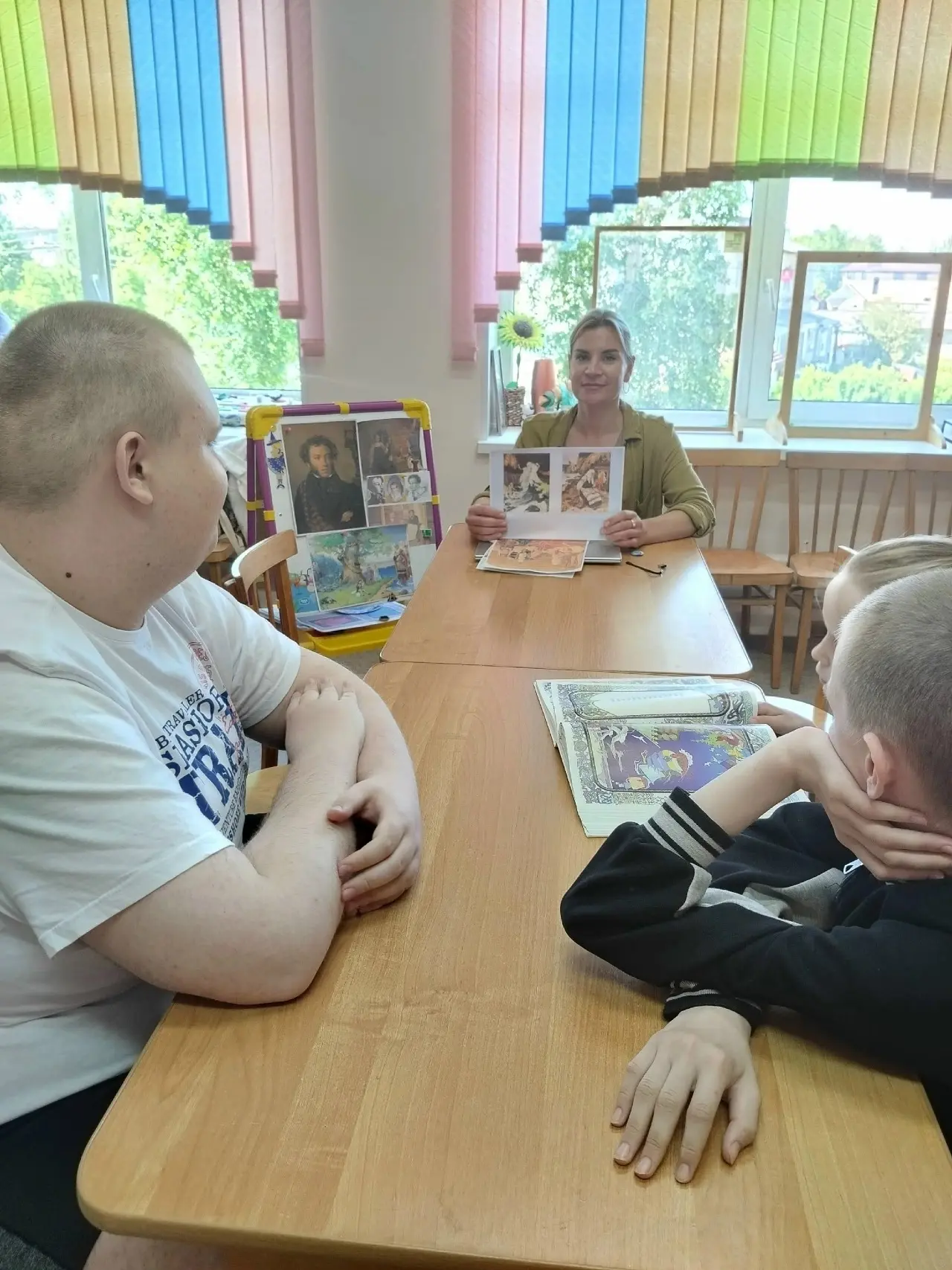 Пушкинский день 
 
🕯 📖 В начале лета вся страна ежегодно обращается к творчеству великого писателя