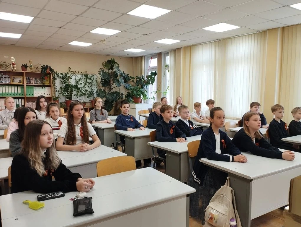 Акция "Георгиевская ленточка" проходит в нашей гимназии🏫 Начиная с церемонии поднятия государственно