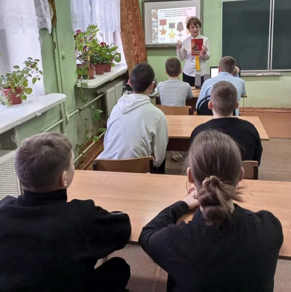 В нашей школе прошли мероприятия, посвящённые Дню Героев Отечества, которые организовала советник ди