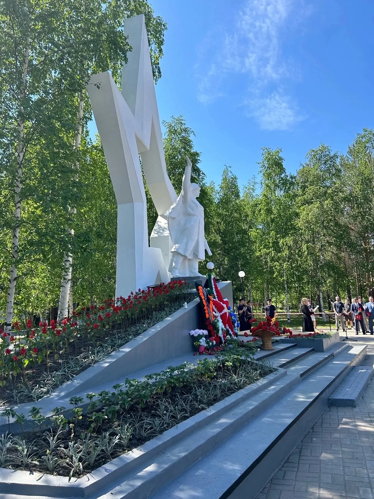 🕊🙏🌿

Тот самый длинный день в году
С его безоблачной погодой
Нам выдал общую беду
На всех, на все