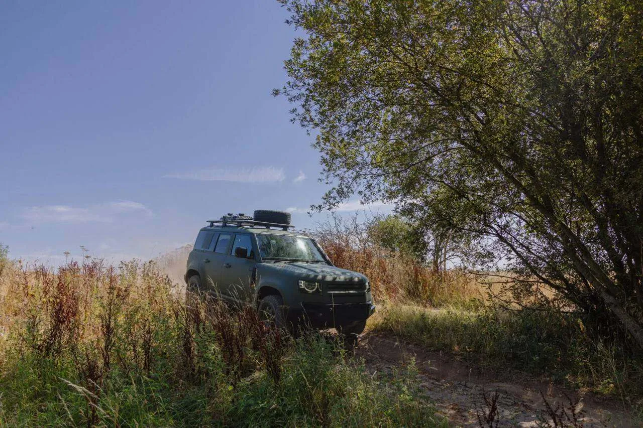 Land Rover показала военный Defender Wolf Series II – новый внедорожник претендует на м...
