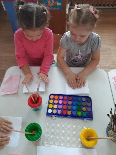 ✅«Лето — это маленькая жизнь, полная ярких красок! Сегодня воспитанники средней группы ...