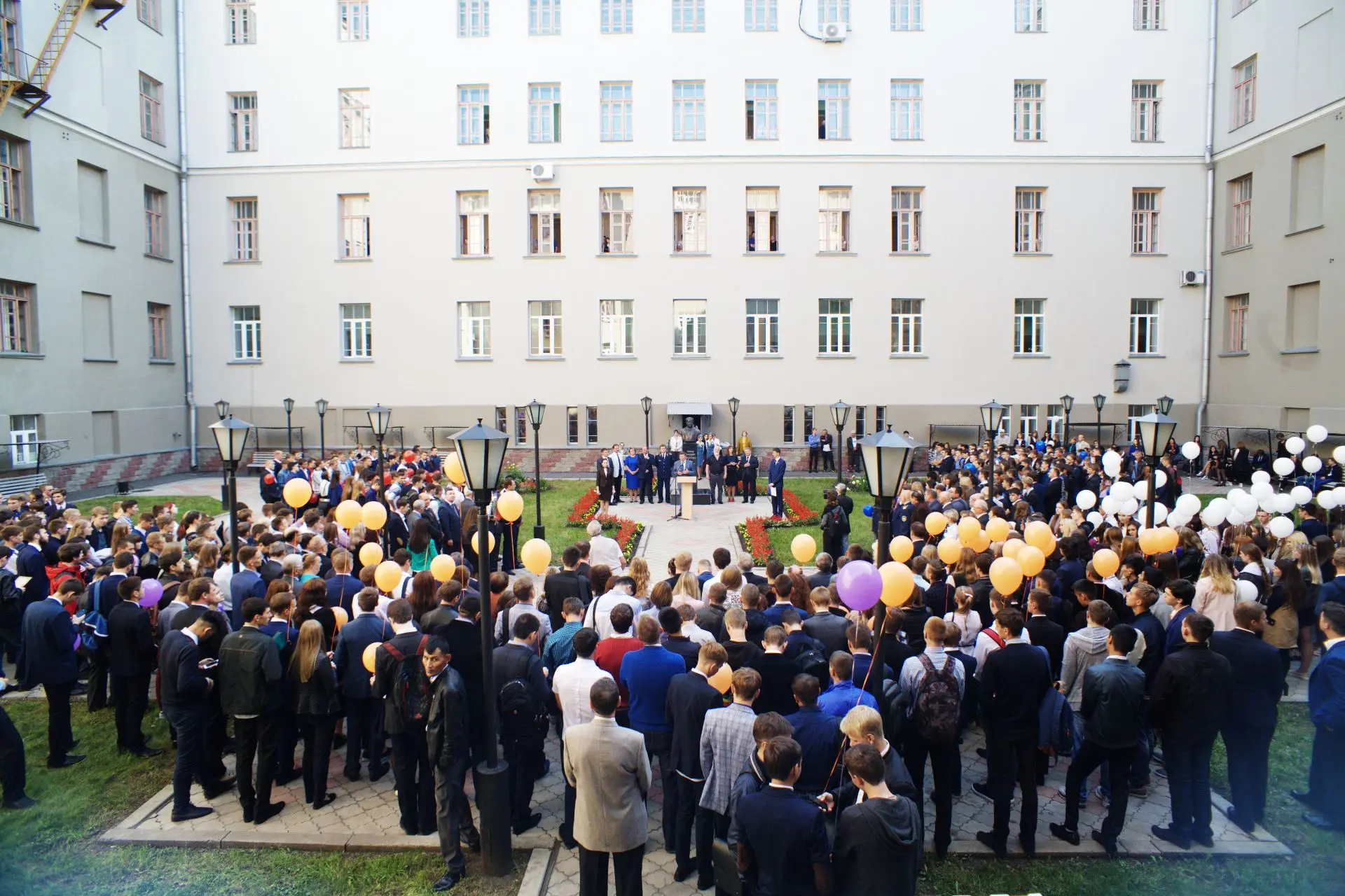 Давайте вспомним, каким был наш ОмГУПС 10 лет назад! 👀  Пока в сети тренд на ностальгию по 2016-му, 