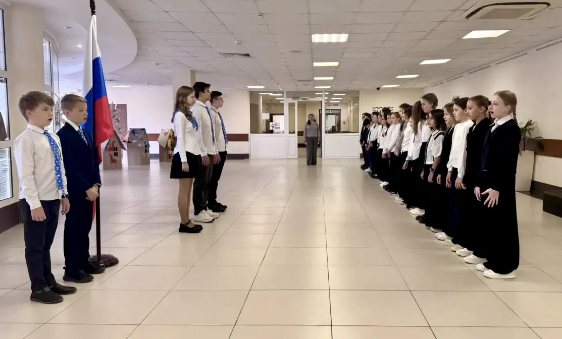Всем привет!  🚀Вчера стартовали в новую учебную неделю: провели торжественные линейки и занятие «Раз