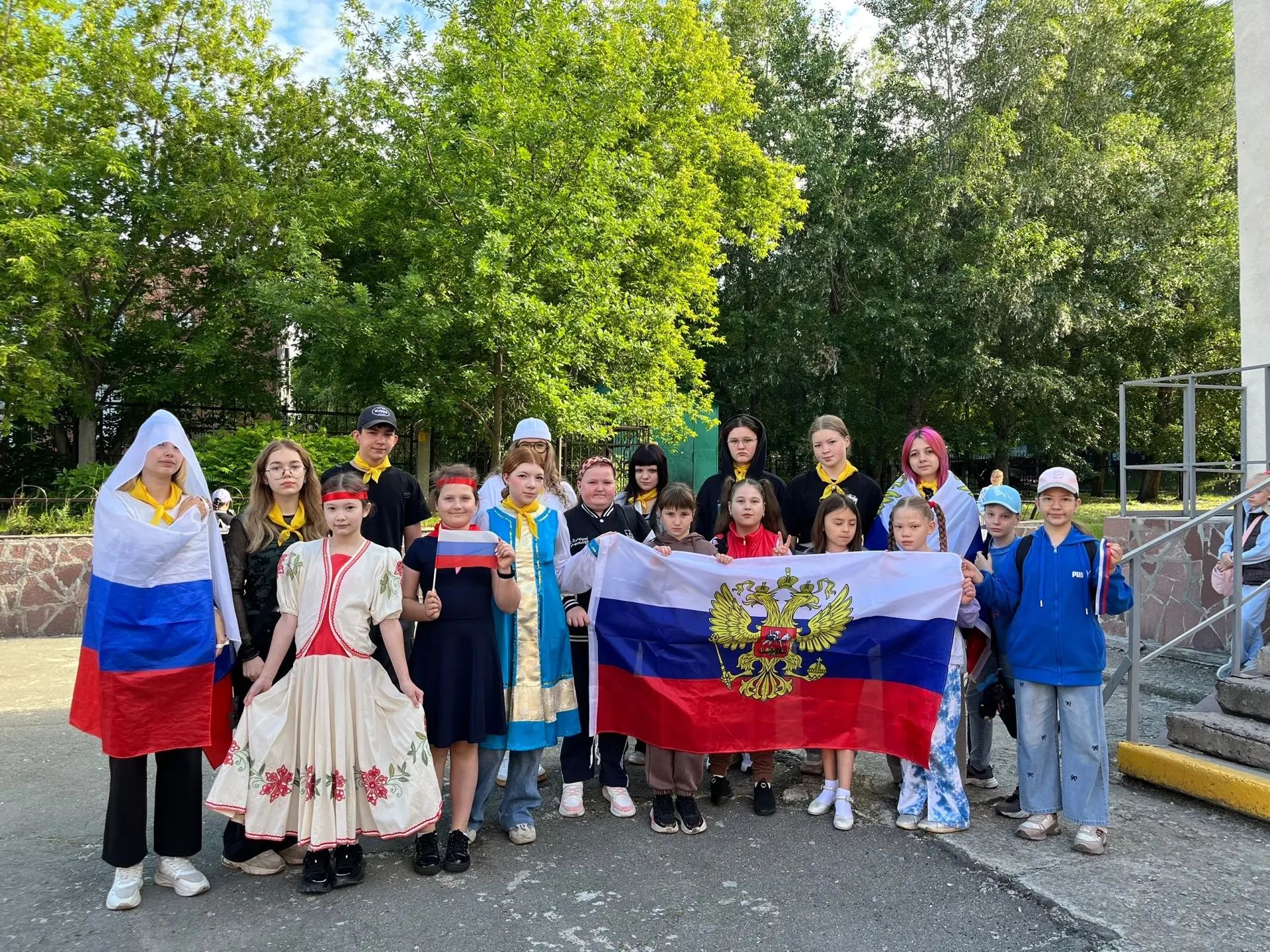 12 июня - День России! 
Нас много, а родина у нас одна. И мы ее любим и гордимся ею! С праздником!❤️