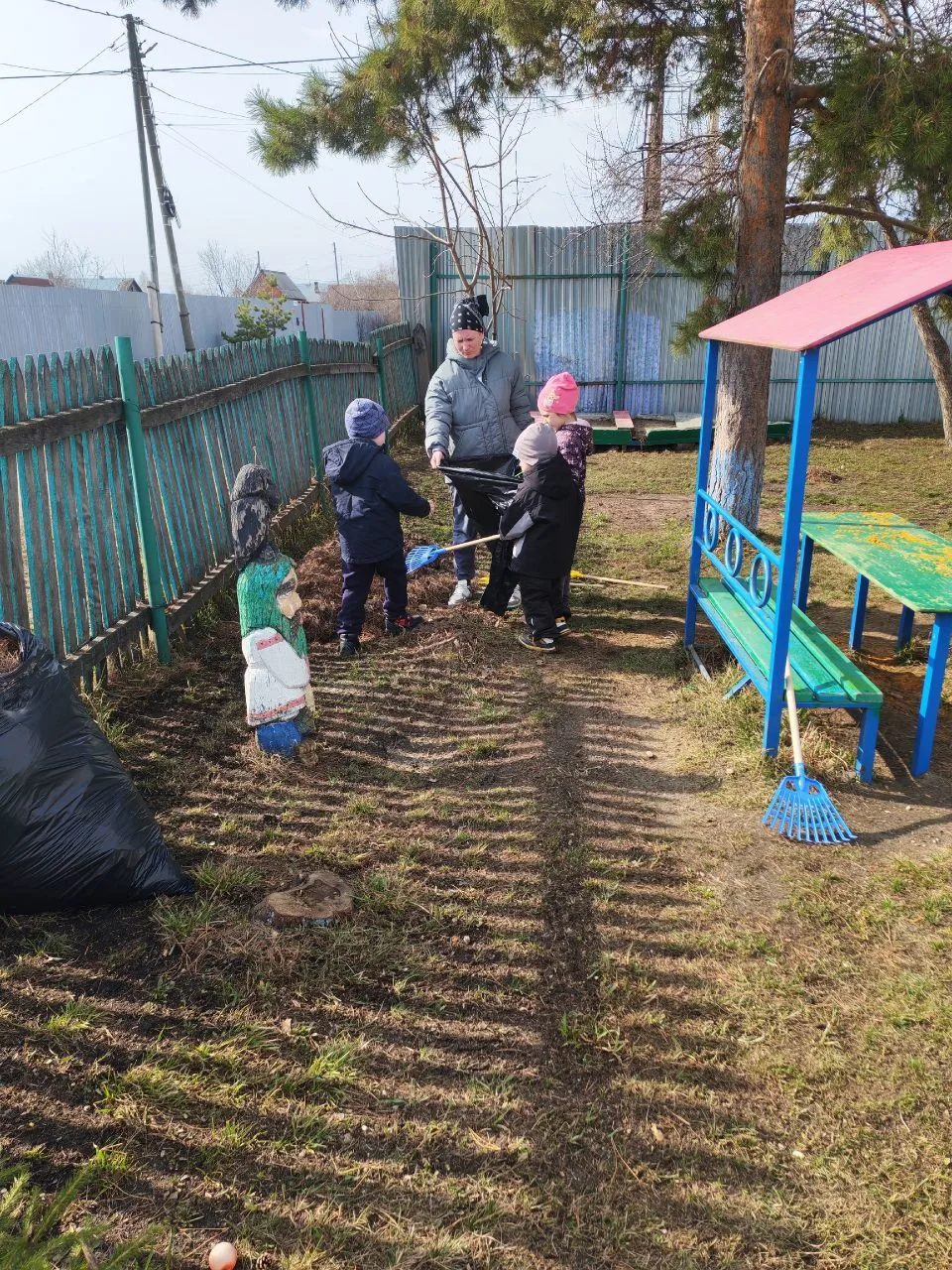 В МДОУ №35 Пашнинский детский сад Огонёк состоялся традиционный субботник, в котором пр...