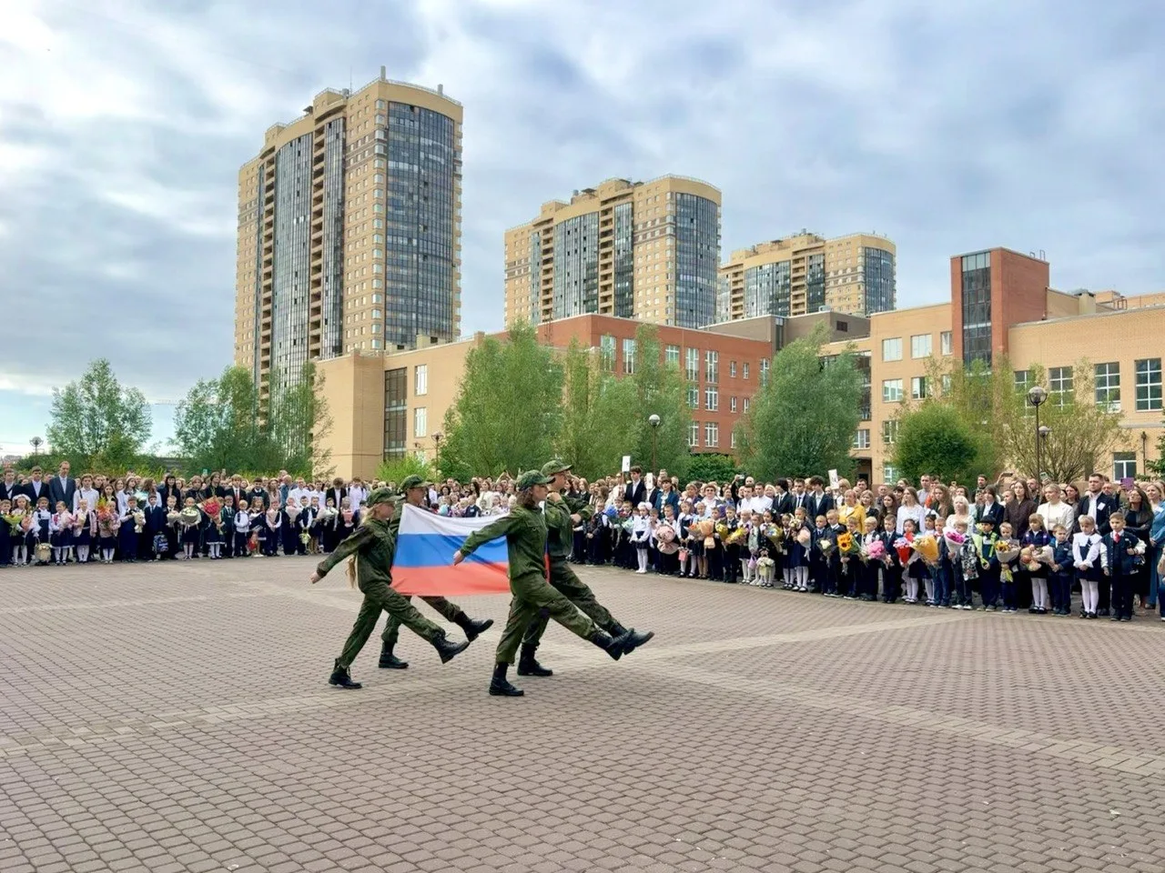 В нашей 482-й школе сегодня особенный и трогательный день — мы встретили новый учебный ...