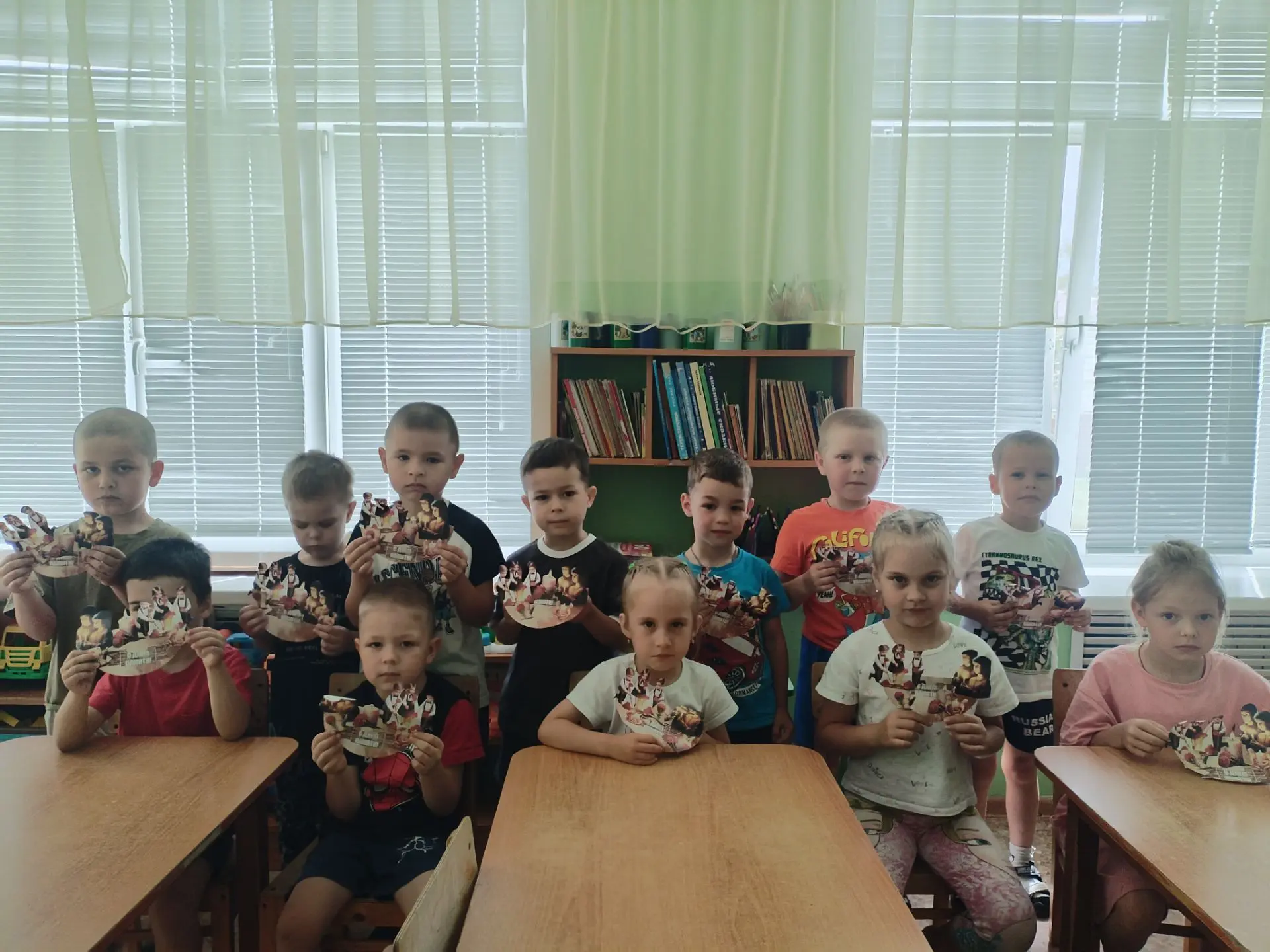 Тот самый длинный день в году,
С его безоблачной погодой,
Нам выдал общую беду.
На всех, на все четы