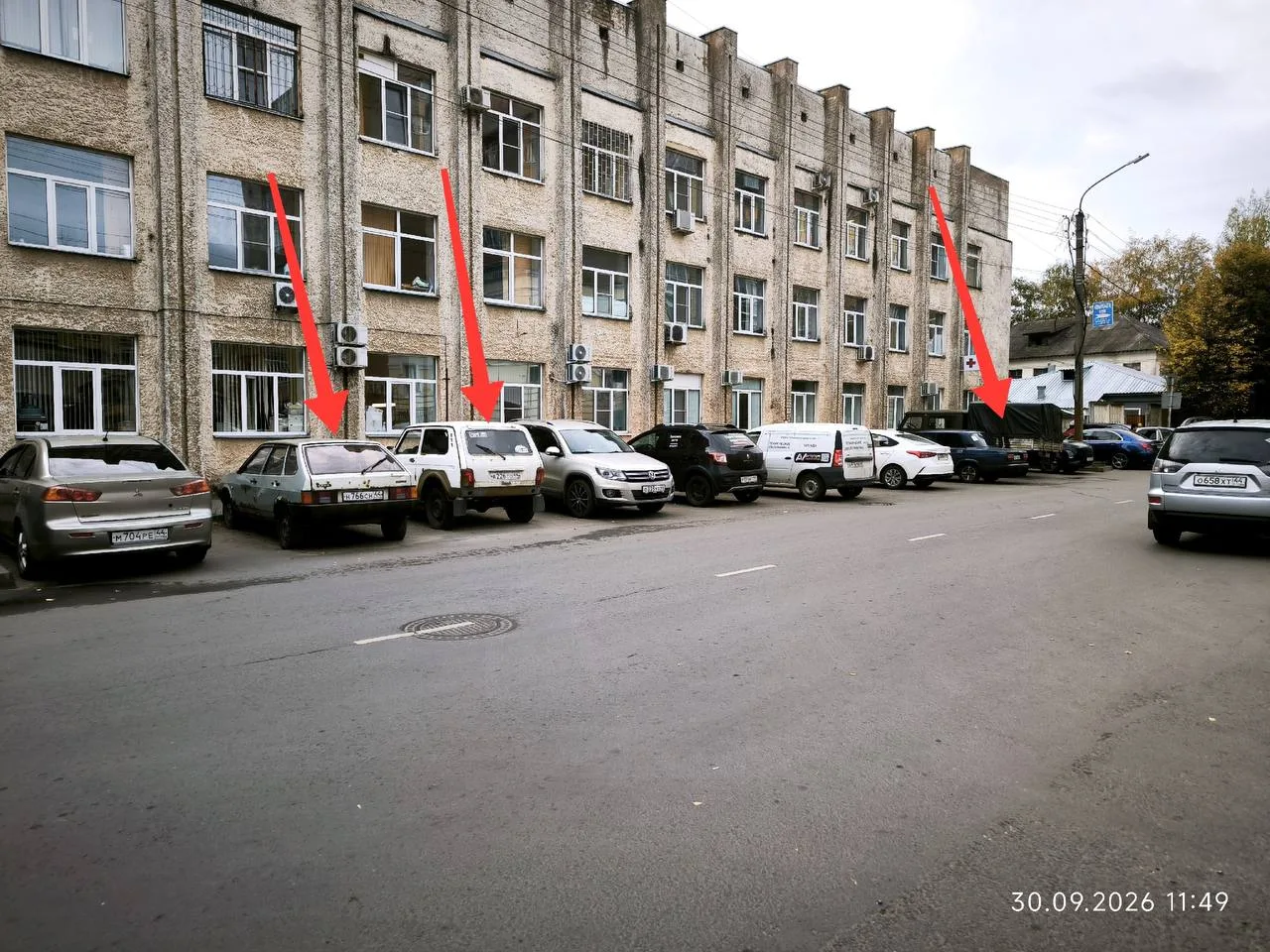 Парковка у травмпункта на Никитской постоянно переполнена но часть мест годами занята б...