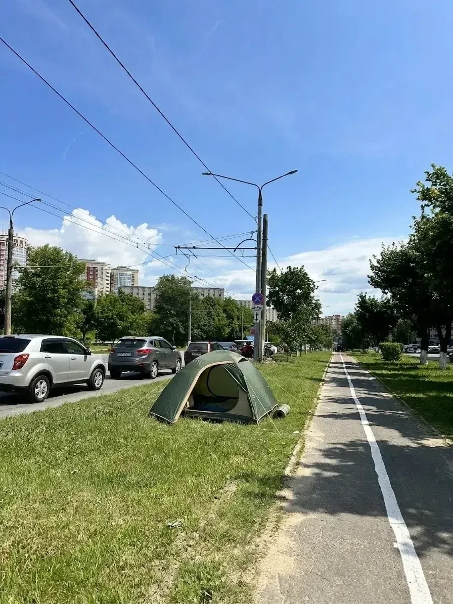 😳В очередях на заправку люди устанавливают палатки