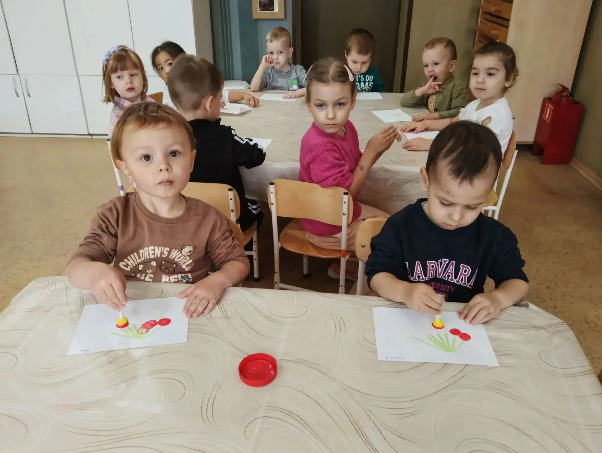 Группа " Фантазёры ". Рисование штампом "Ягоды". Работа педагога по изобразительной дея...