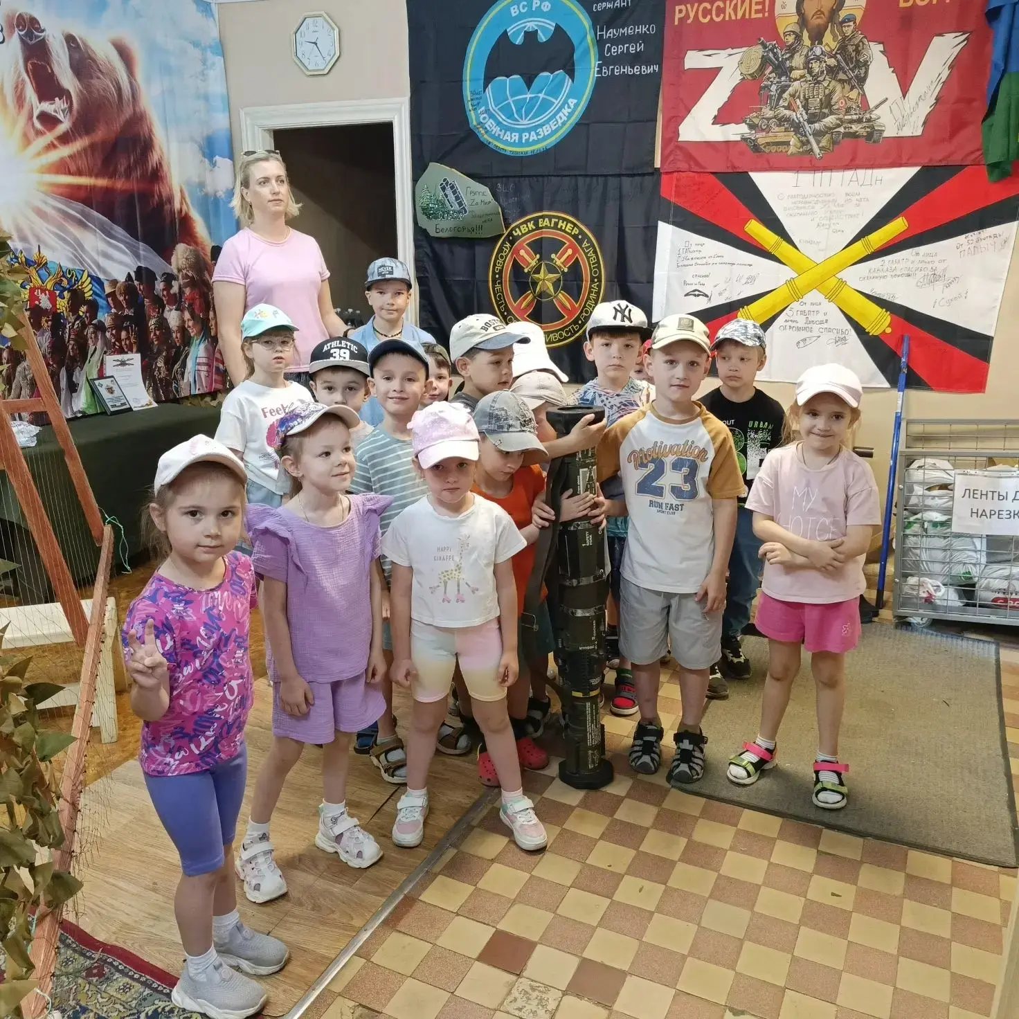 🇷🇺 В преддверии Дня России наш штаб волонтёров посетили самые юные и искренние помощн...