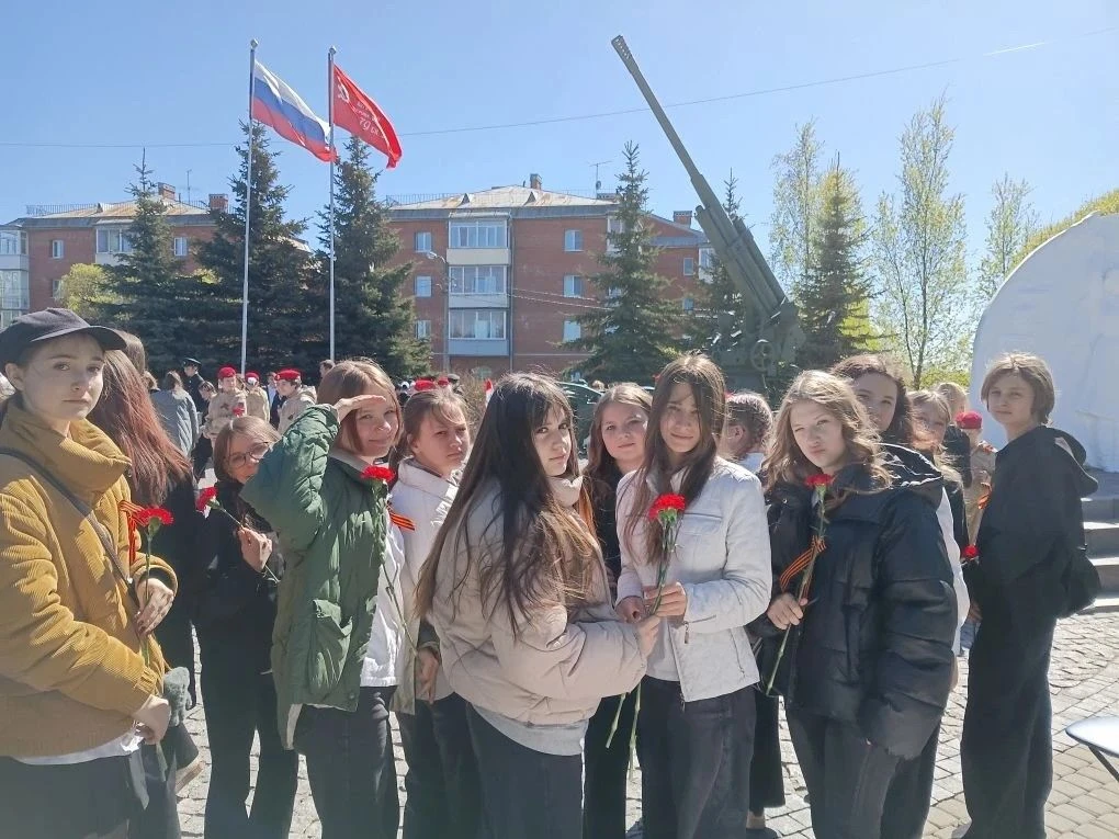 🏅Торжественный митинг у памятника «Блокадная регулировщица» Учащиеся 6а класса вместе ...