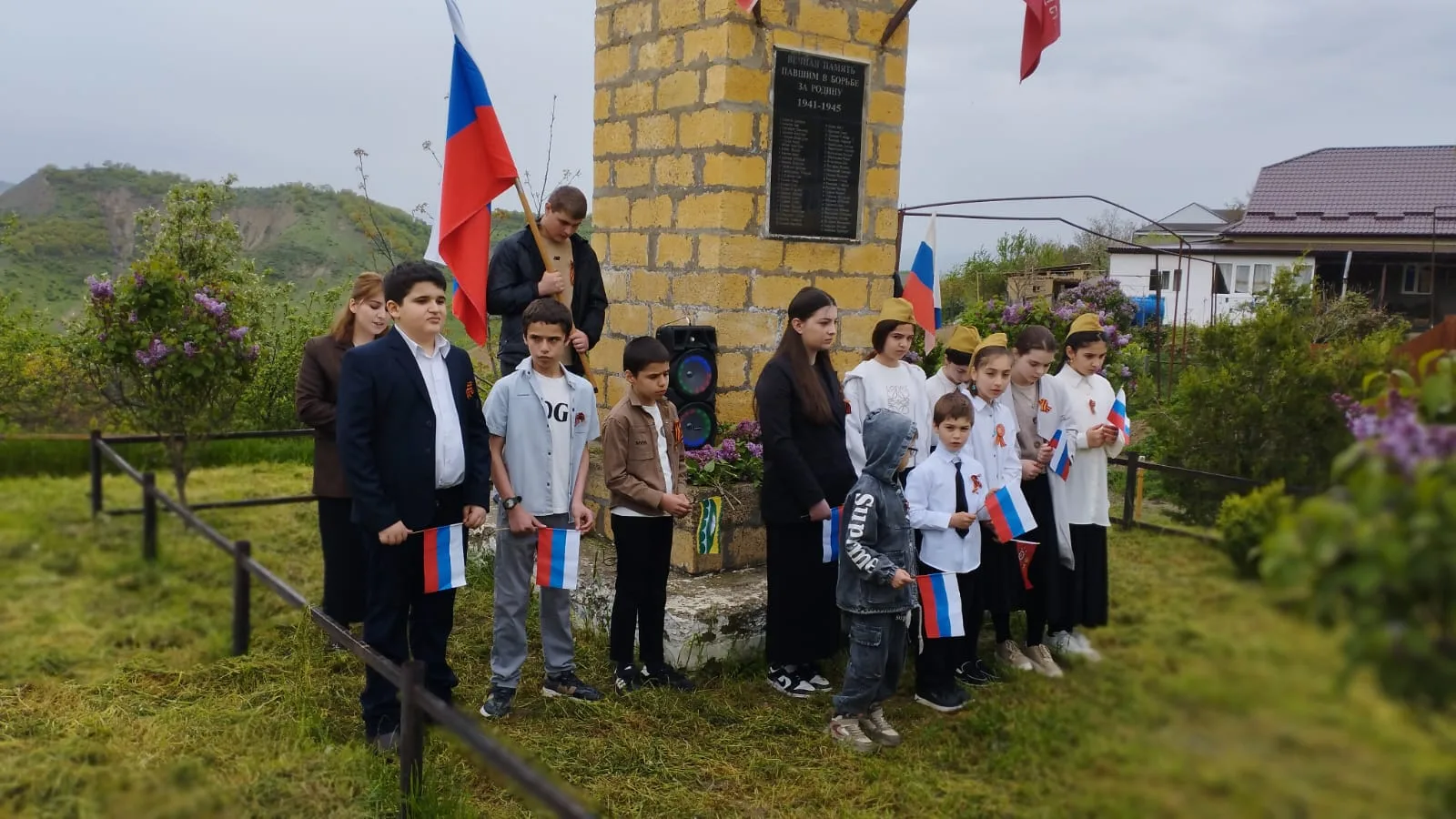 9 мая — это праздник со слезами на глазах, день, объединяющий поколения. 9 мая у памятника павшим во
