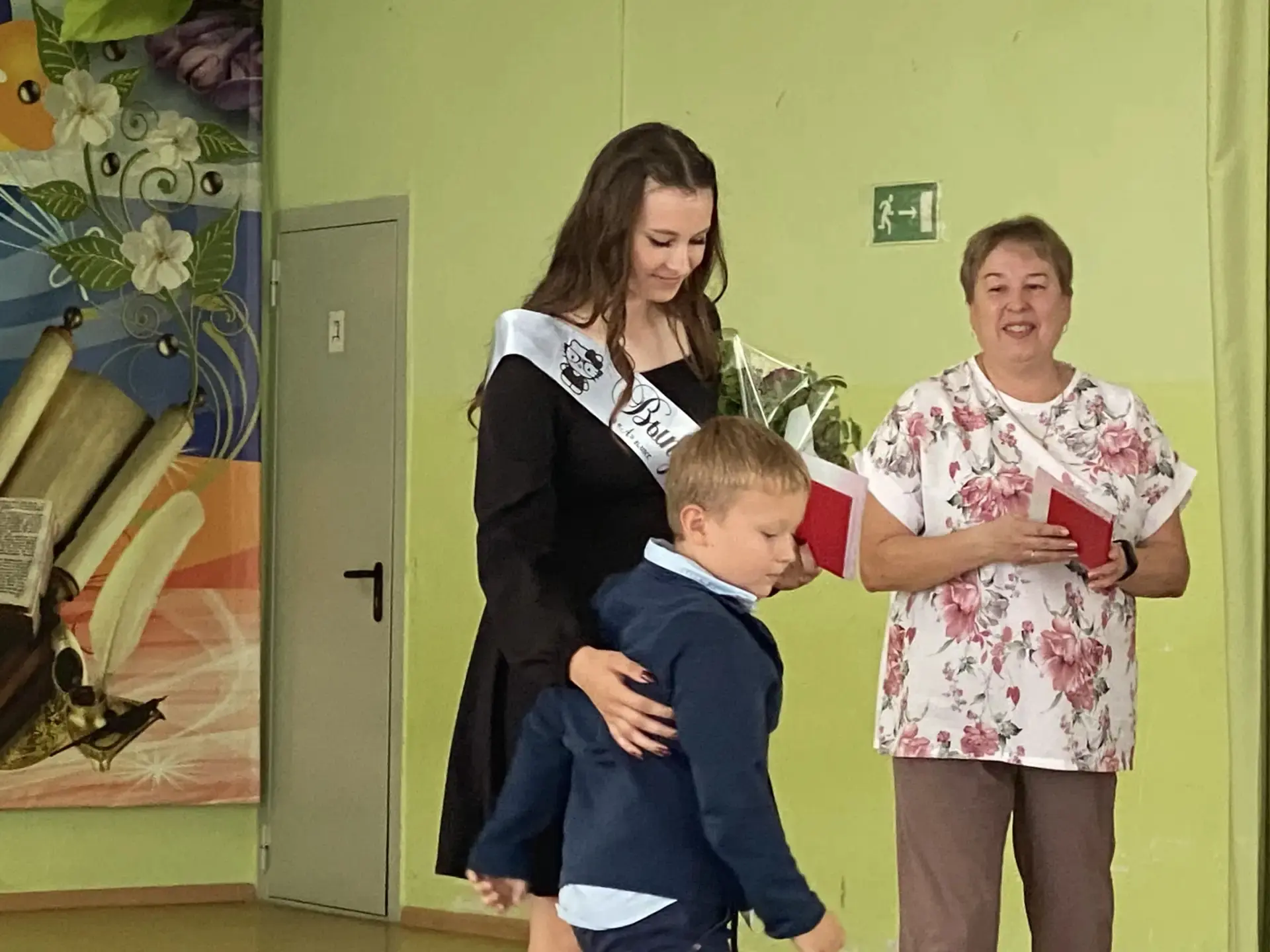 Сегодня в нашей школе прошло очень важное событие. Состоялось торжественное вручение аттестатов об о