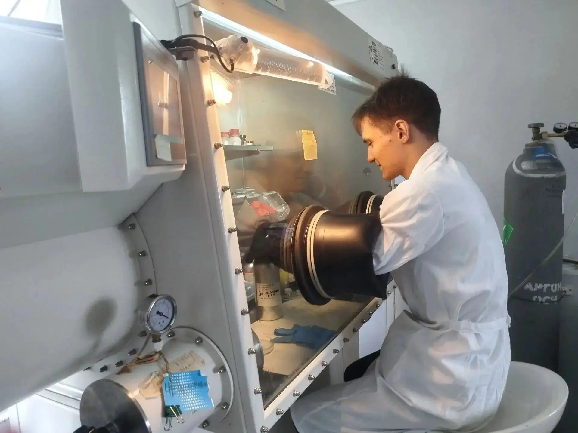 Выпускник ОмГТУ получил грант на создание реактора для синтеза графена