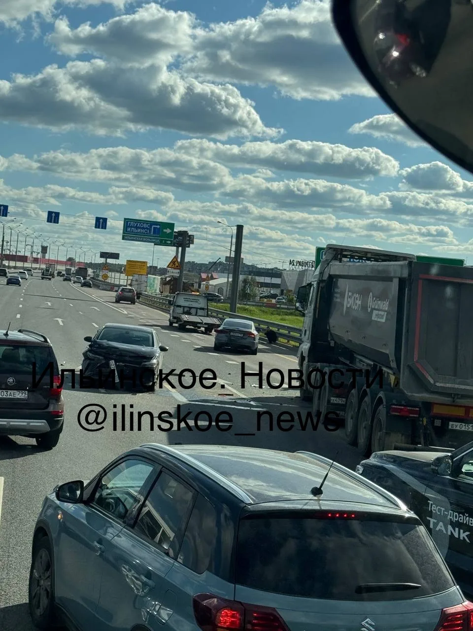 🚨 На Новорижском шоссе сегодня произошло ДТП с участием грузовика и легкового автомобиля  Авария слу