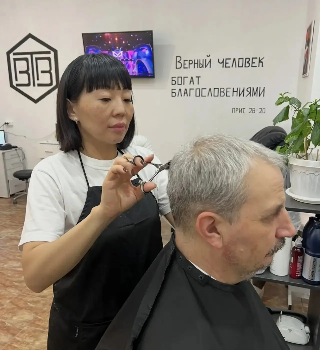 Дорогие мужчины, в честь праздника вас готовы подстричь совершенно бесплатно!