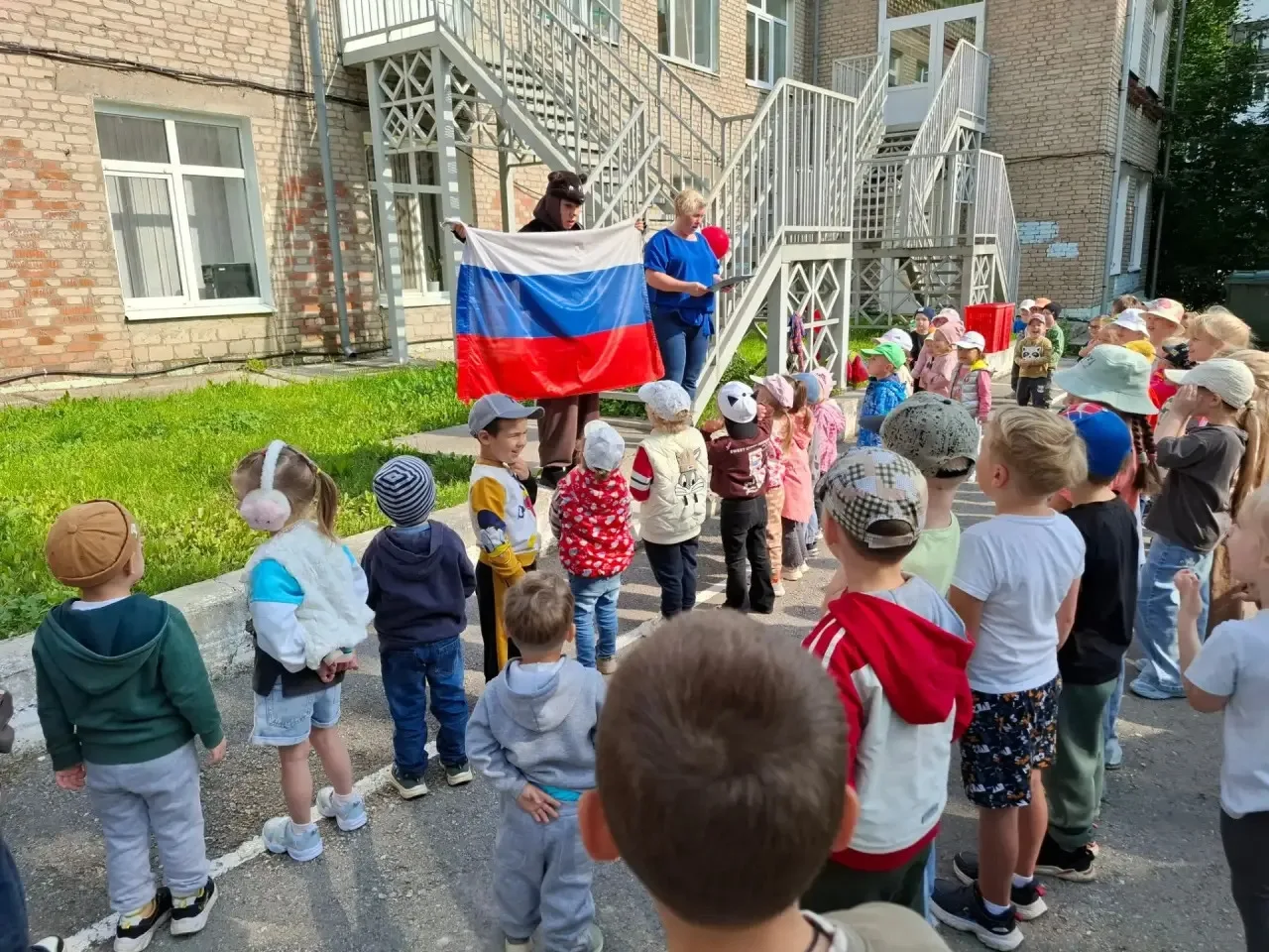 🇷🇺В преддверии Дня Государственного флага России в нашем детском саду развернулось на...