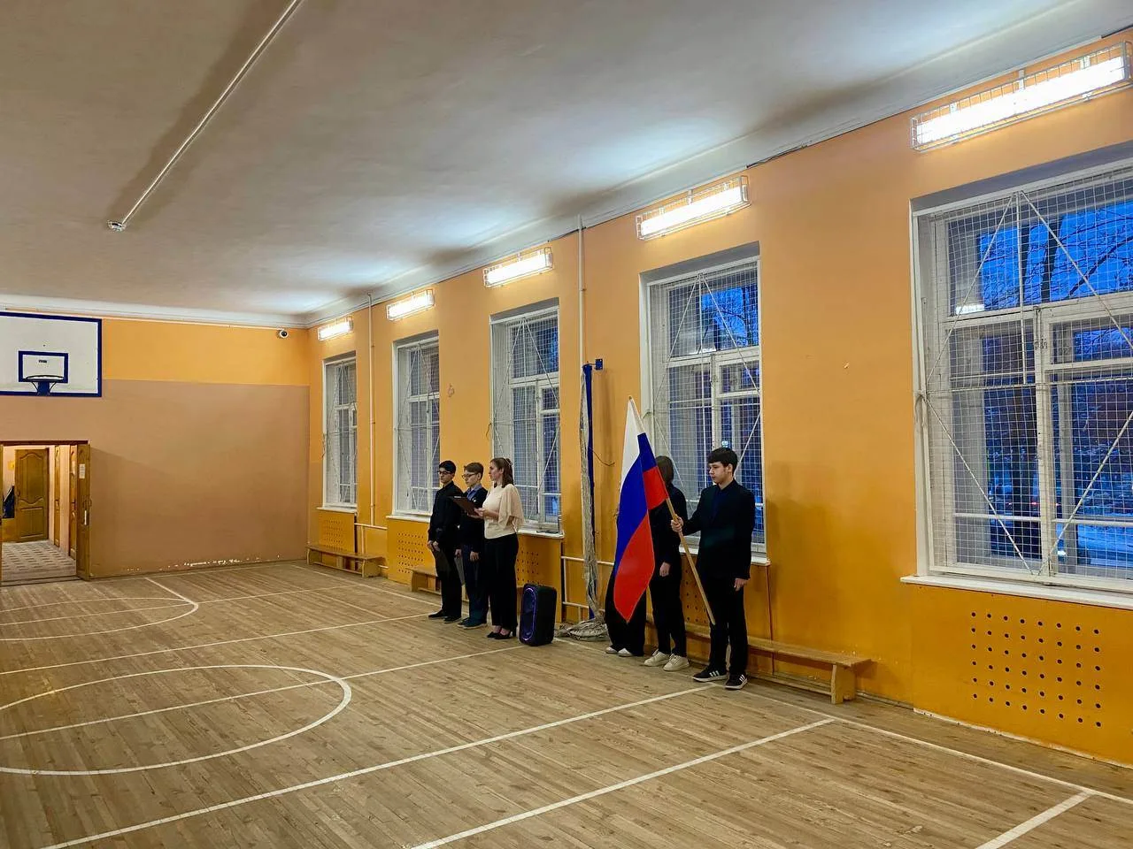 Утро понедельника начинается с традиций! Сегодня в нашей школе прошла еженедельная торжественная лин