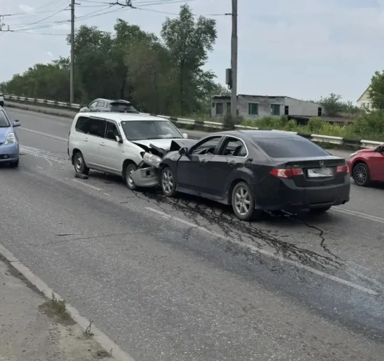 В Абакане бесправник выехал на "встречку" и устроил ДТП

На улице Пушкина 19-летний водитель "Honda 