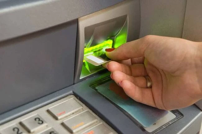 Мошенники подбрасывают карты в банкоматы для вымогательства