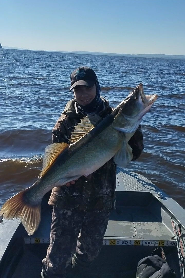 🎣 Пермяк Вадим Толстиков поймал судака весом 11 кг — огромная рыба стала его личным ре...