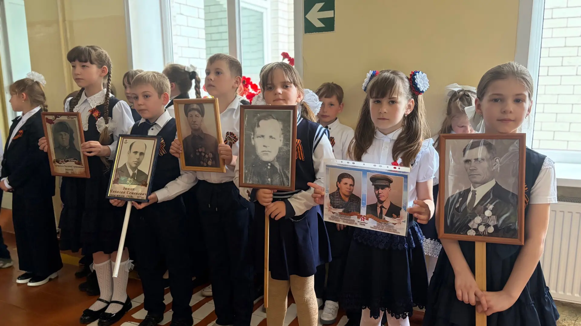 В нашей школе прошёл фестиваль «Песни Победы»! 🎉  Торжественное мероприятие началось с линейки, на к
