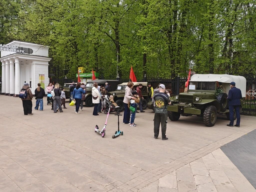 9 мая у Центрального городского парка прошла выставка военных автомобилей и военной техники – экспон